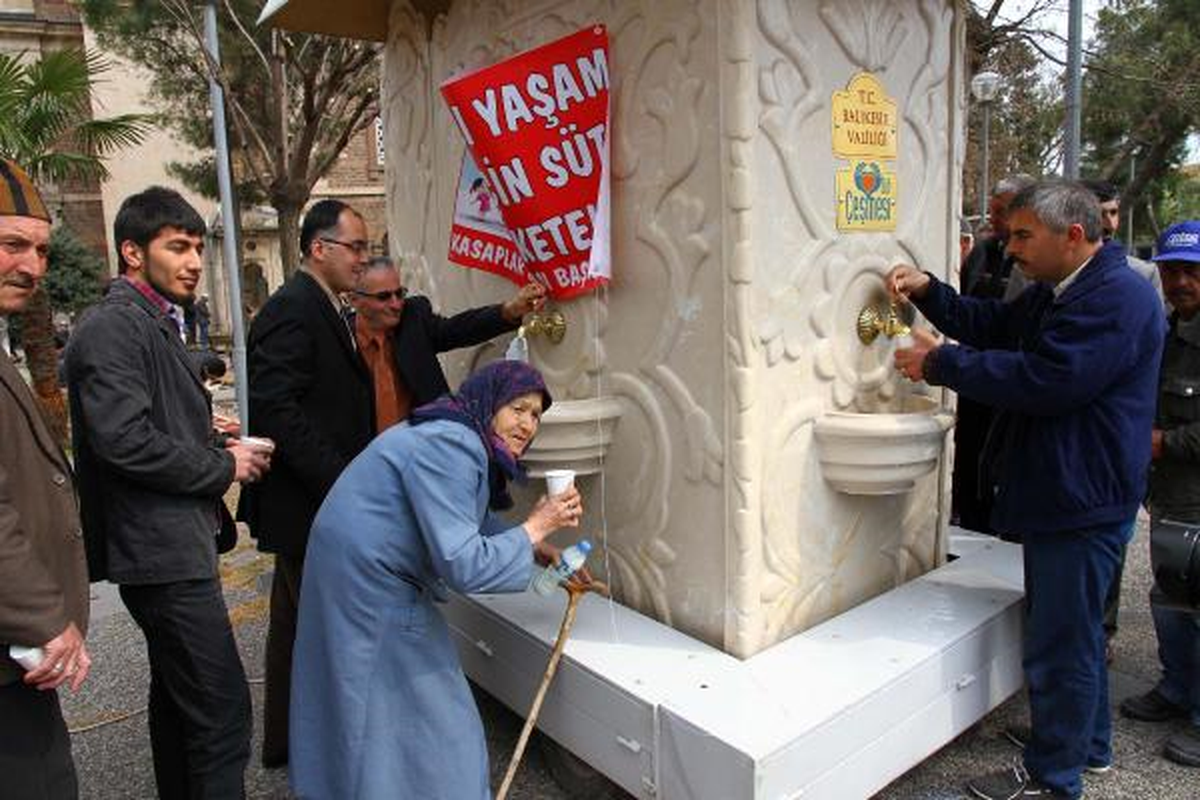 Cuma Namazı Çıkışı Süt İkramı