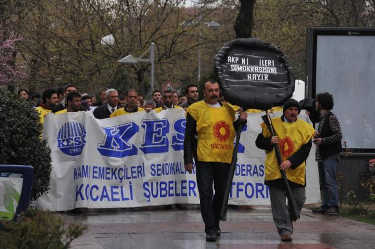 Eğitim- Sen Üyelerinden, AK Parti\'ye Siyah Çelenk