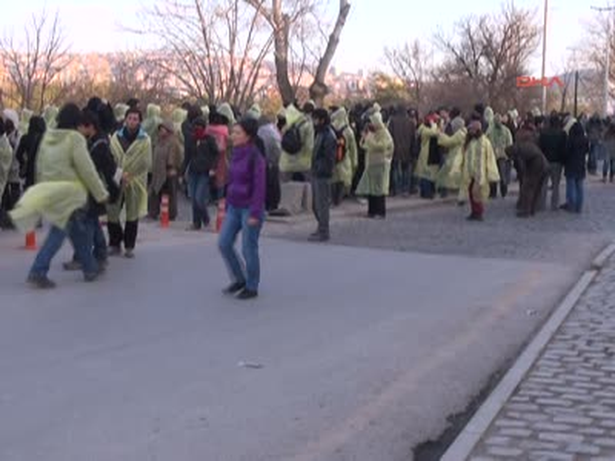 AK Parti Genel Merkezine Yürümek İsteyen ODTÜ\'lülere Polis Müdahalesi