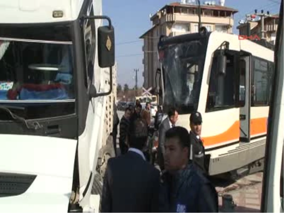 Gaziantep Kamyon ile Tramvay Çarpıştı: 2 Yaralı