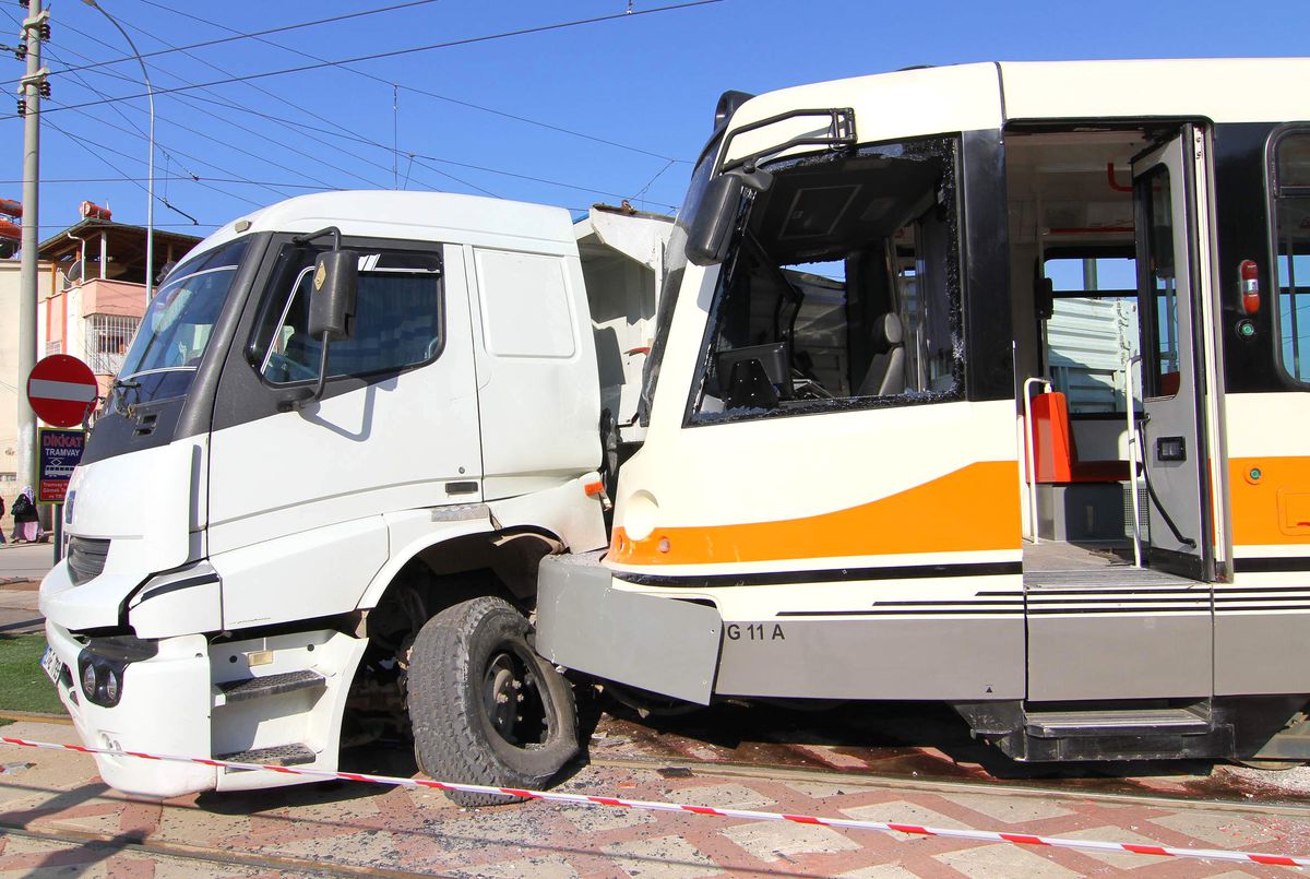 Gaziantep\'te Tramvay ile Kamyon Çarpıştı