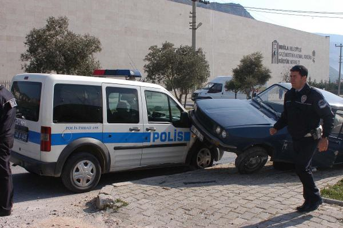 Geçiş Üstünlüğüne Uymadı, Polise Çarptı