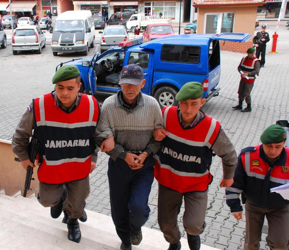 Gürültü Nedeniyle Uyaran Kız Kardeşini Öldürdü, Eniştesini Yaraladı (2)