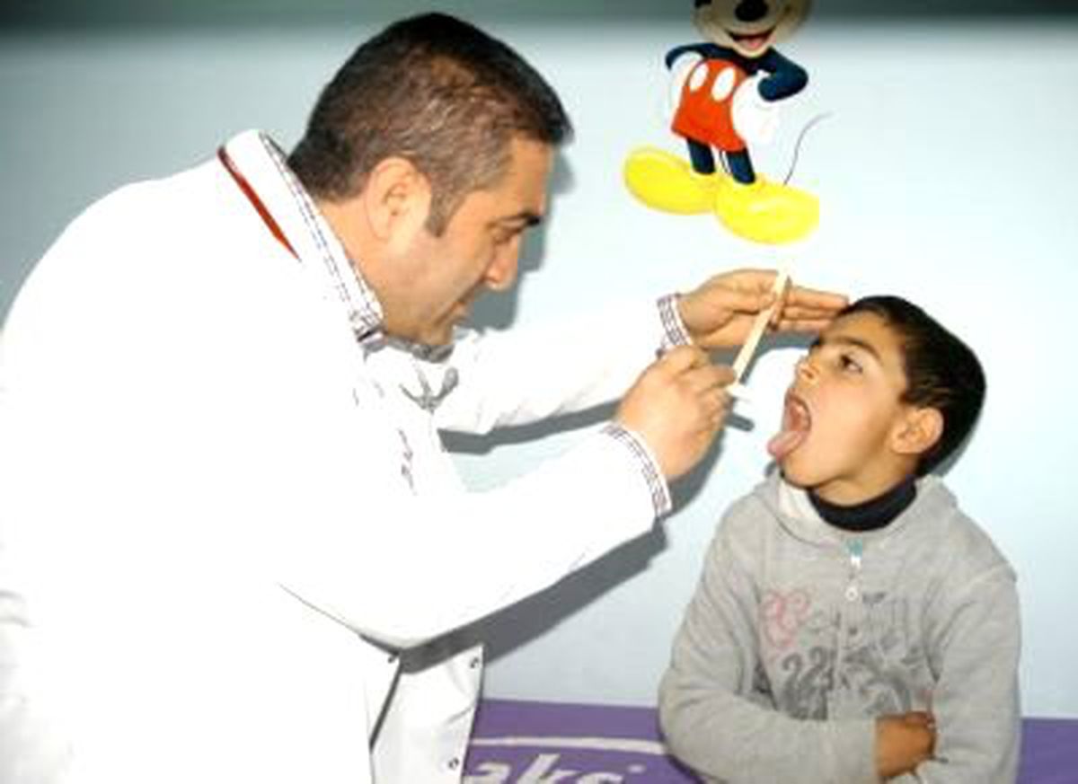 Hepatit A'ya Yakalanan Çocuklarının Dillerini Tedavi İçin Usturayla Kestiriyorlar