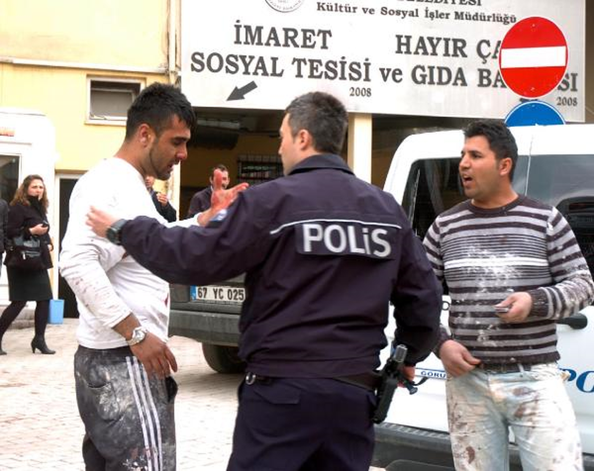 İnşaat İşçileri Birbirine Girdi, Polis Biber Gazı ile Müdahale Etti