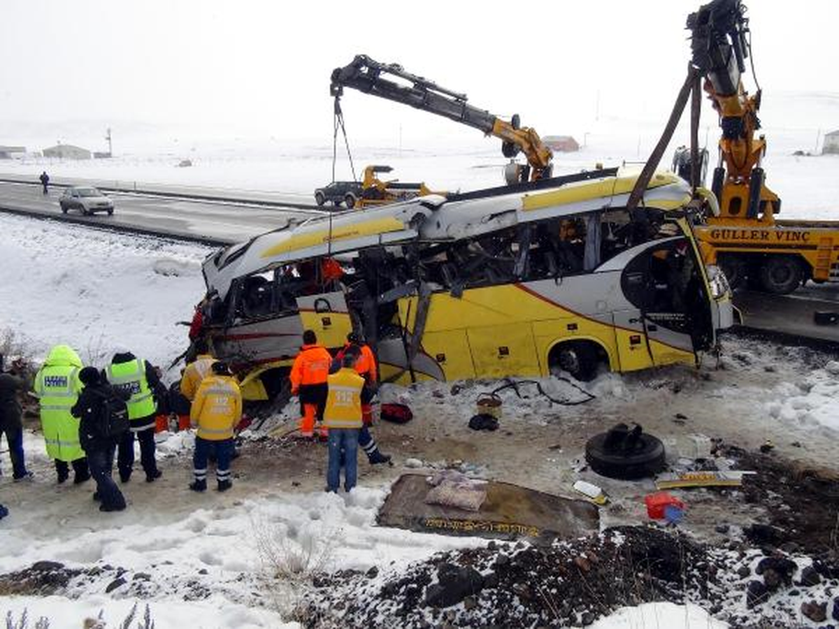 İran Otobüsü Kaza Yaptı: 4 Ölü, 24 Yaralı
