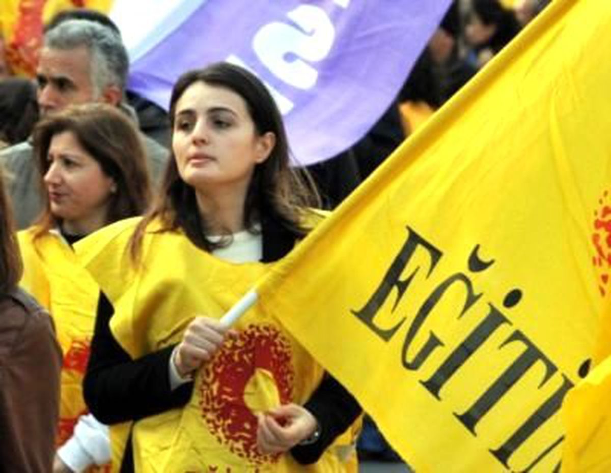 İzmit\'te 100 Kişilik Protestocu Gruba Polisten Biber Gazlı Müdahale