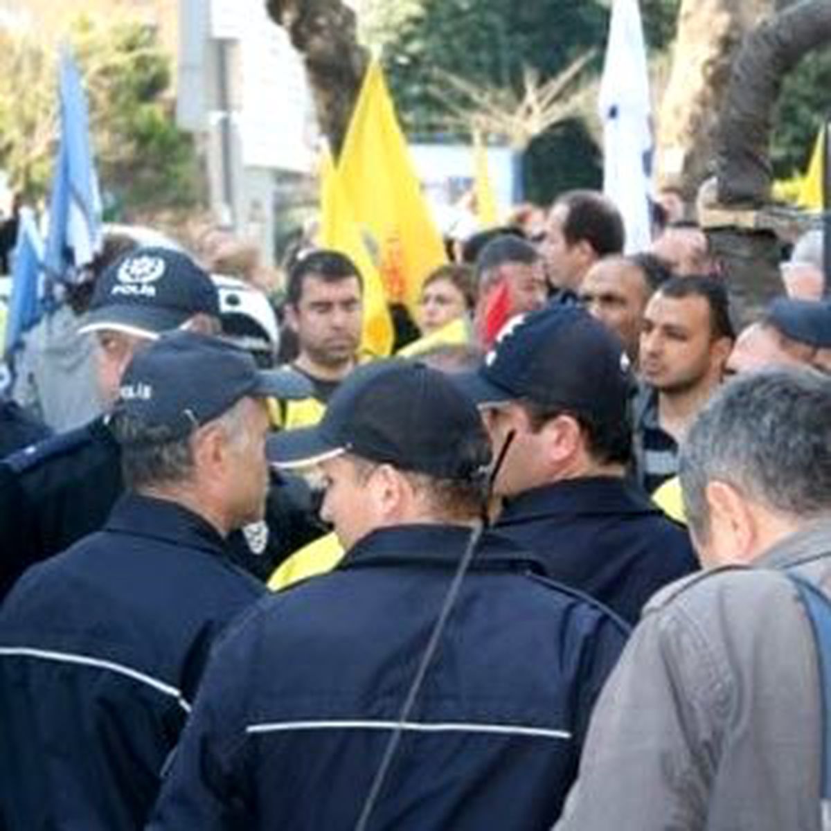 İzmit\'te 100 Kişilik Protestocu Gruba Polisten Biber Gazlı Müdehale