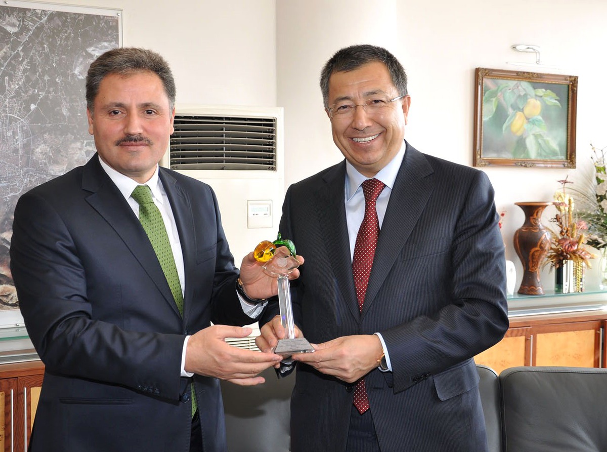 Kazakistan Büyükelçisi Tüymebayev, Malatya Belediyesi\'ni Ziyaret Etti