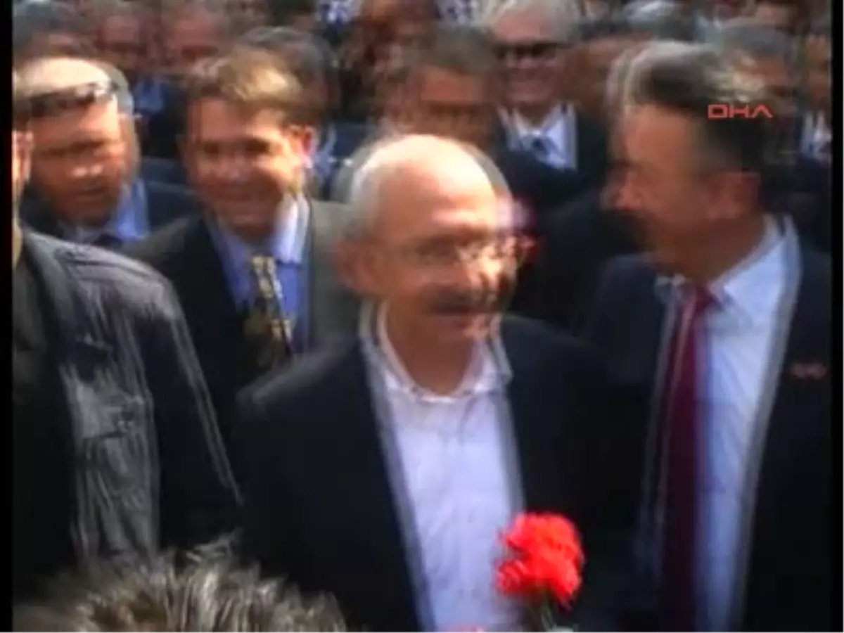 Kılıçdaroğlu\'na Roman Mahallesi\'nde Karanfilli Karşılama