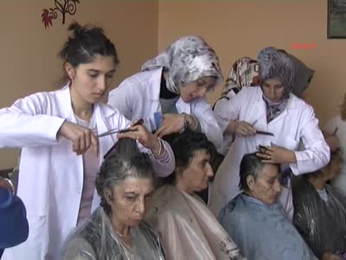 Kimsesiz Yaşlılara Saç Bakımı Yaptılar