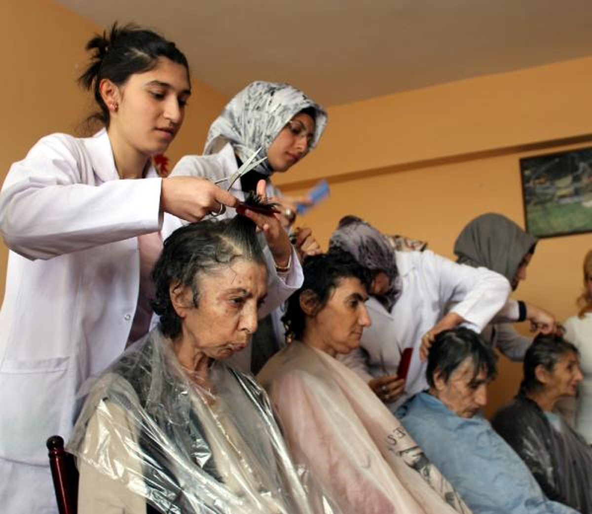 Kimsesiz Yaşlılara Saç Bakımı Yaptılar