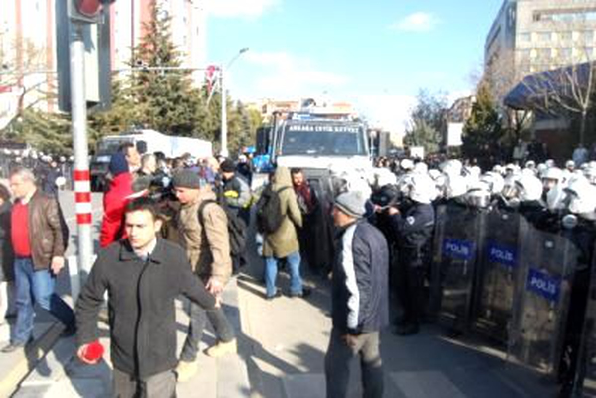Kızılay\'da Bekleyişlerini Sürdüren KESK Üyelerine Polis Müdahale Etti Müdahale Etti