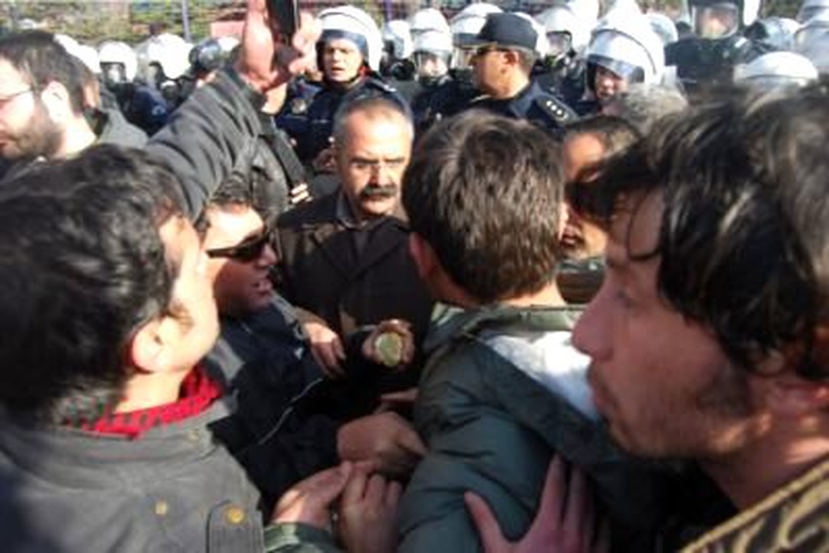 Kızılay\'da Bekleyişlerini Sürdüren KESK Üyelerine Polis Müdahale Etti