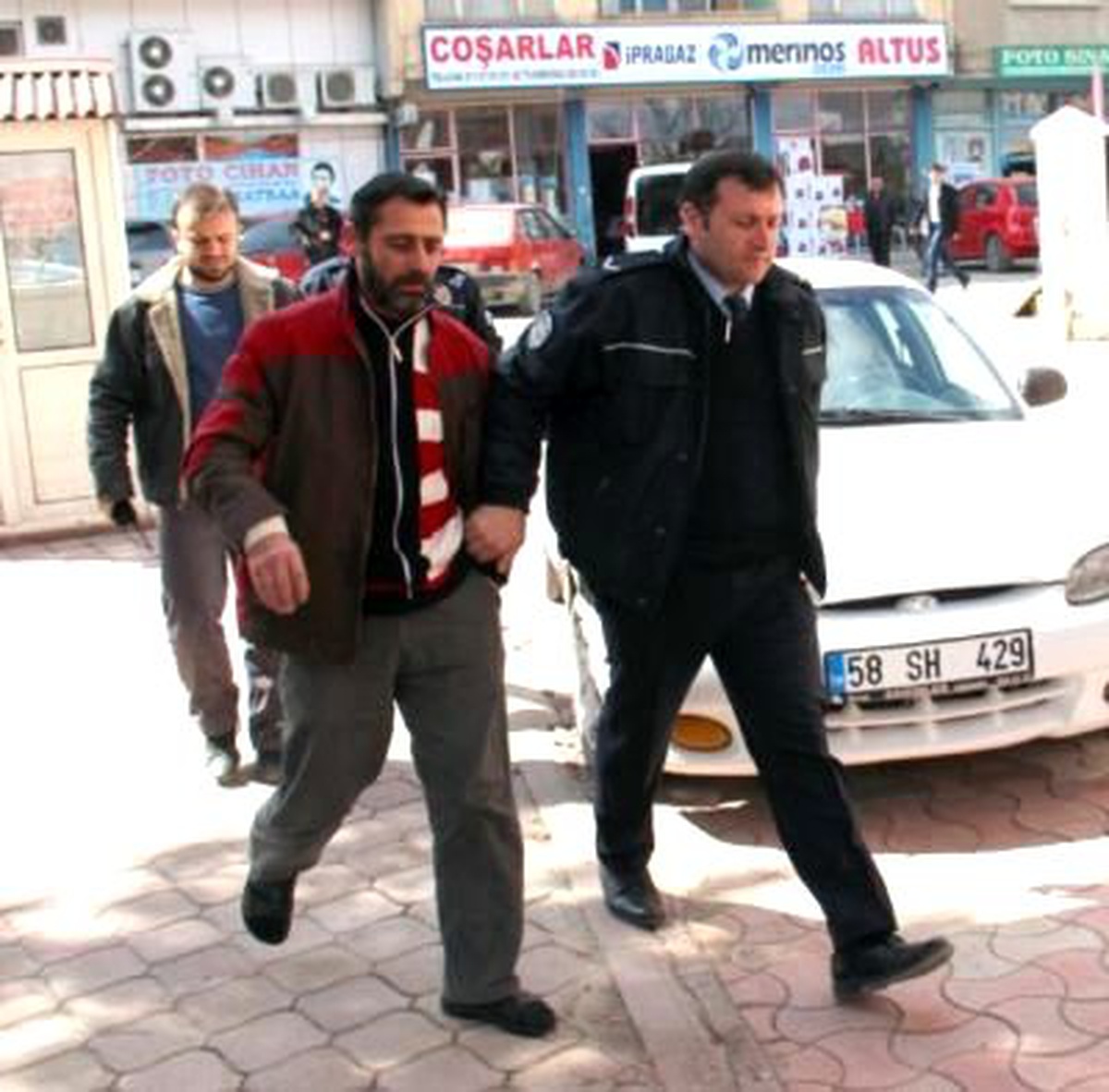 Kızının Tacizcisini Başına Taşla Vurarak Öldürdü