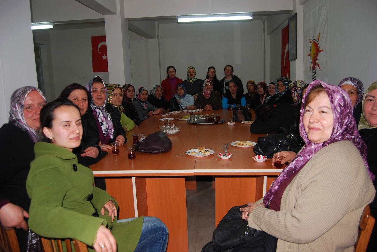 Kula\'da AK Parti\'li Kadınlar Kenetlendi