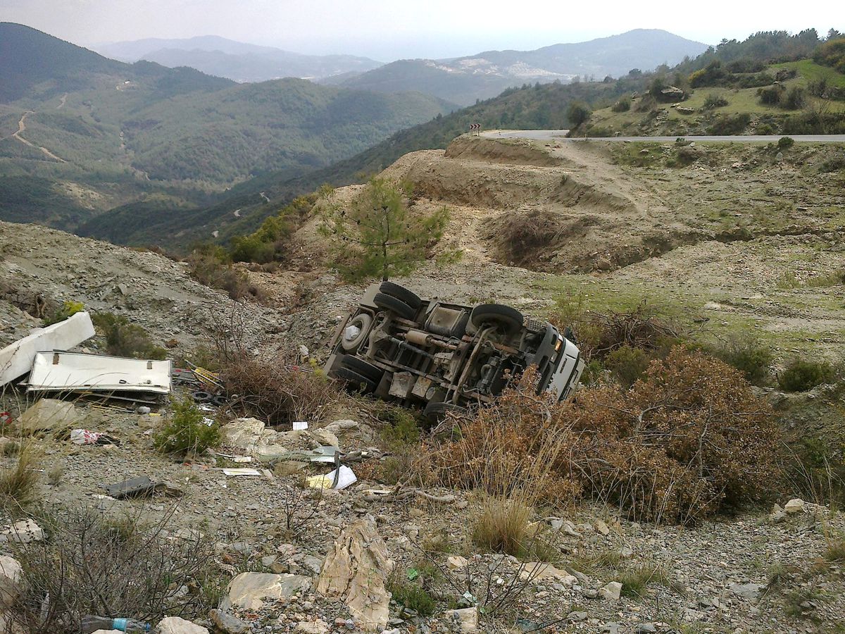 Minibüs Uçuruma Yuvarlandı: Üç Yaralı