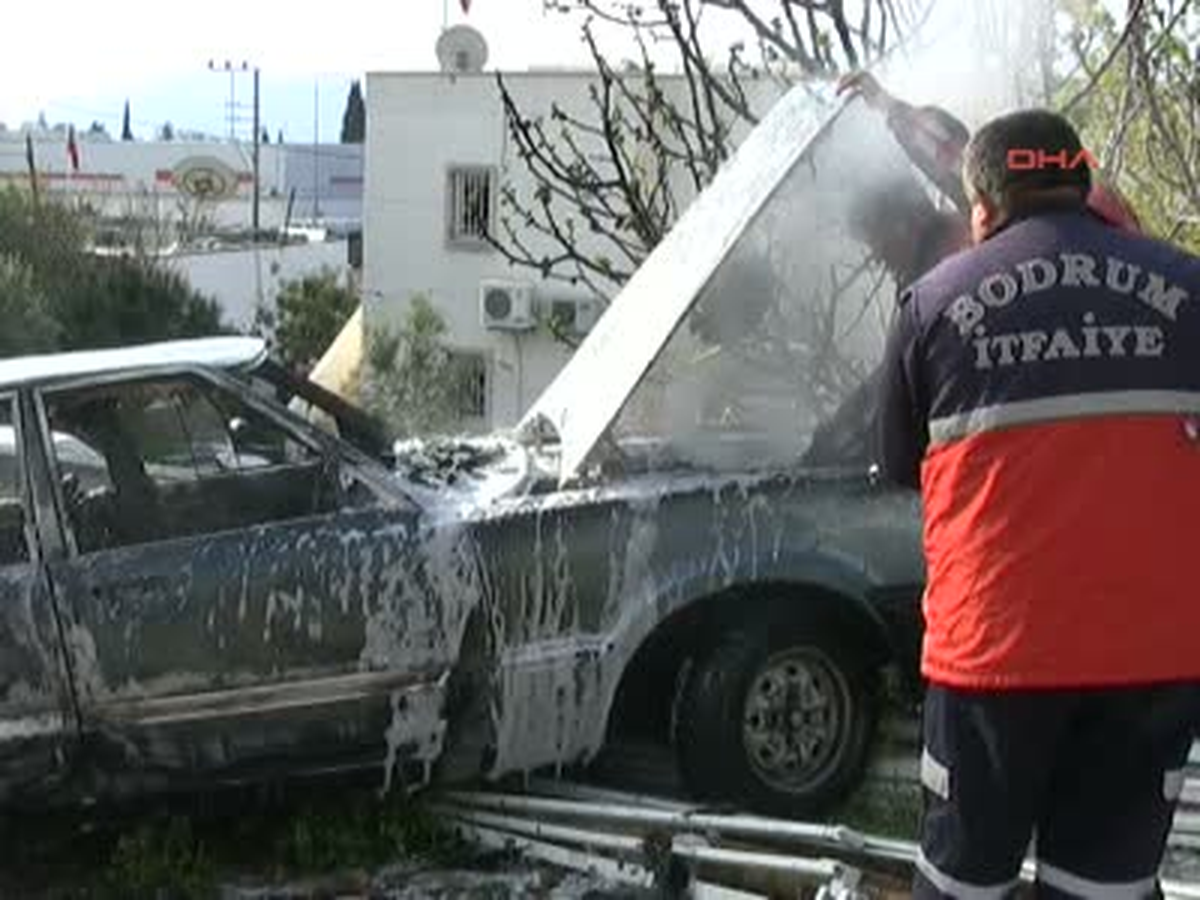 Motor Kısmında Başlayan Yangın Otomobili Kül Etti