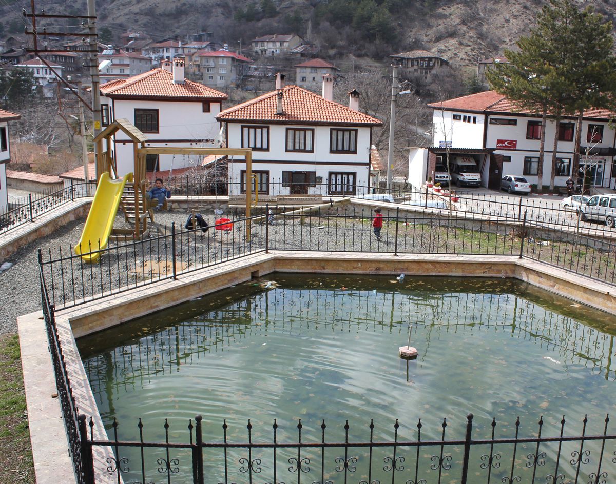 Mudurnu\'da Aileler Parklara Koştu