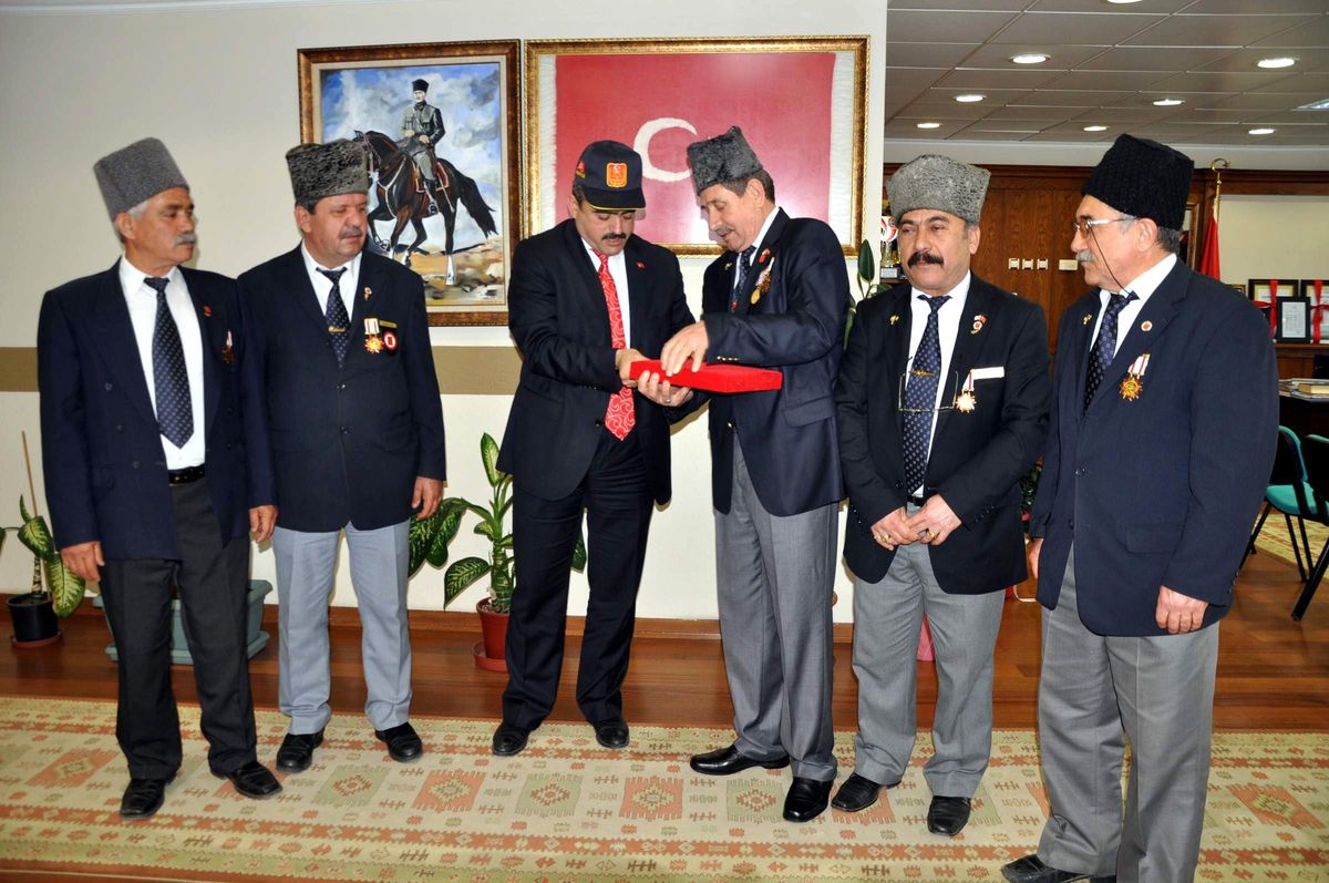 Muharip Gazilerden Başkan Alıcık\'a Plaket