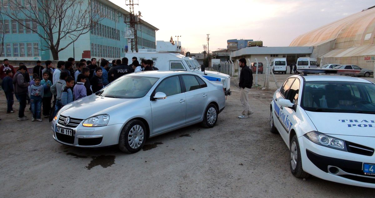 Nusaybin\'de Zırhlı Polis Aracı Otomobille Çarpıştı