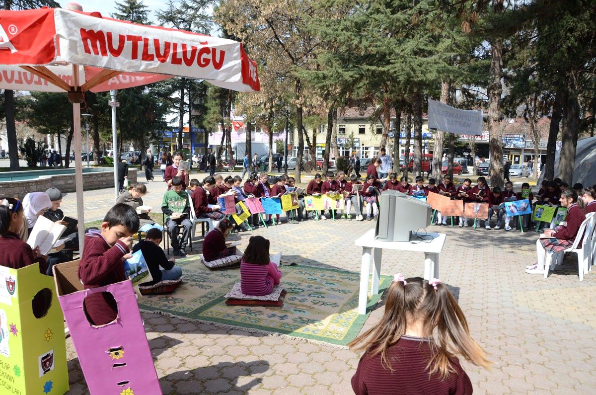 Öğrencilerden "Televizyon" Eylemi