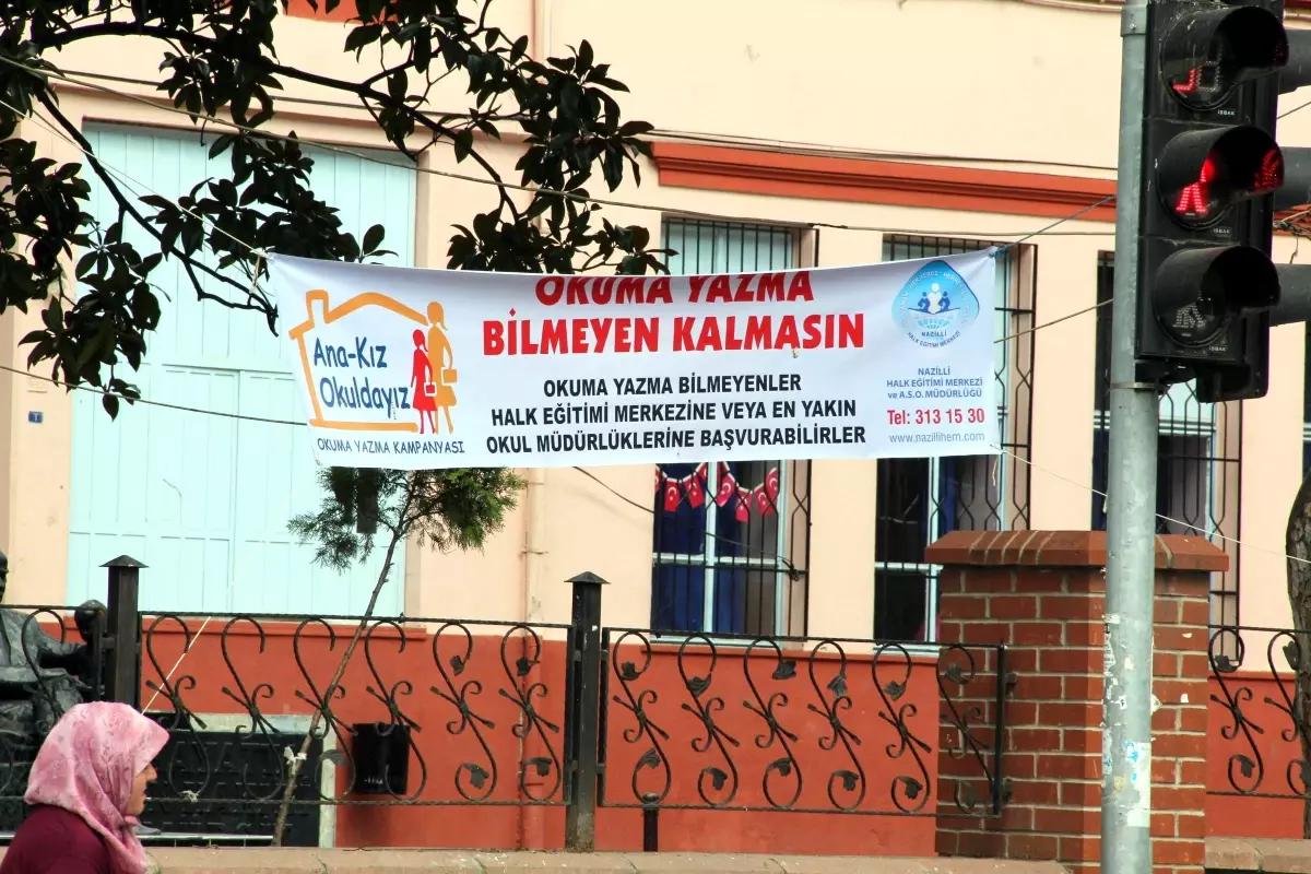 Okuma Yazma Kursuna Pankartlı Çağrı