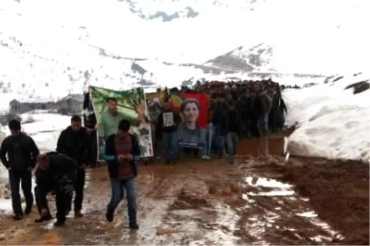 Öldürülen Kadın PKK'lı Toprağa Verildi