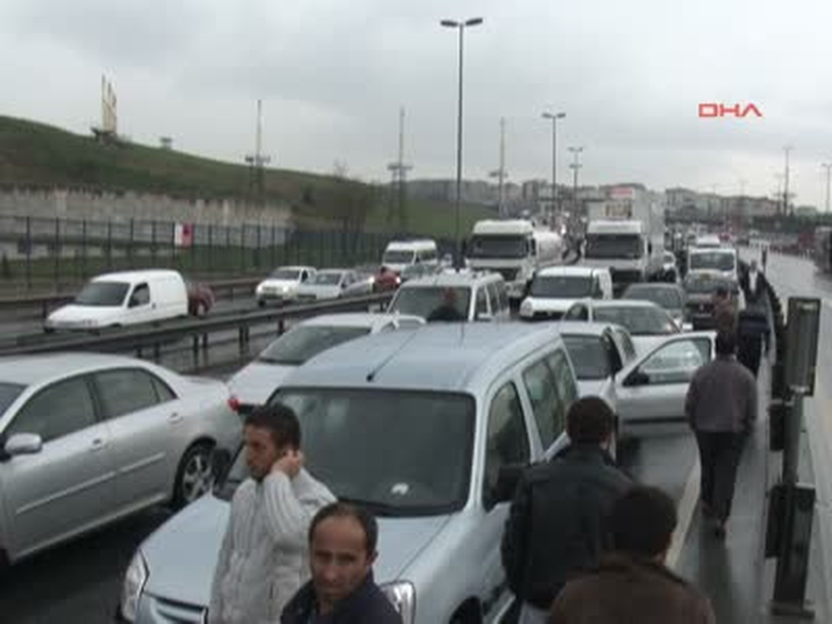 Otobüs Bariyere Çarptı, Trafiği Felç Etti