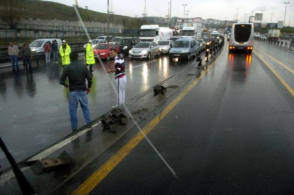 Otobüs Bariyere Çarptı, Trafik Felç Oldu