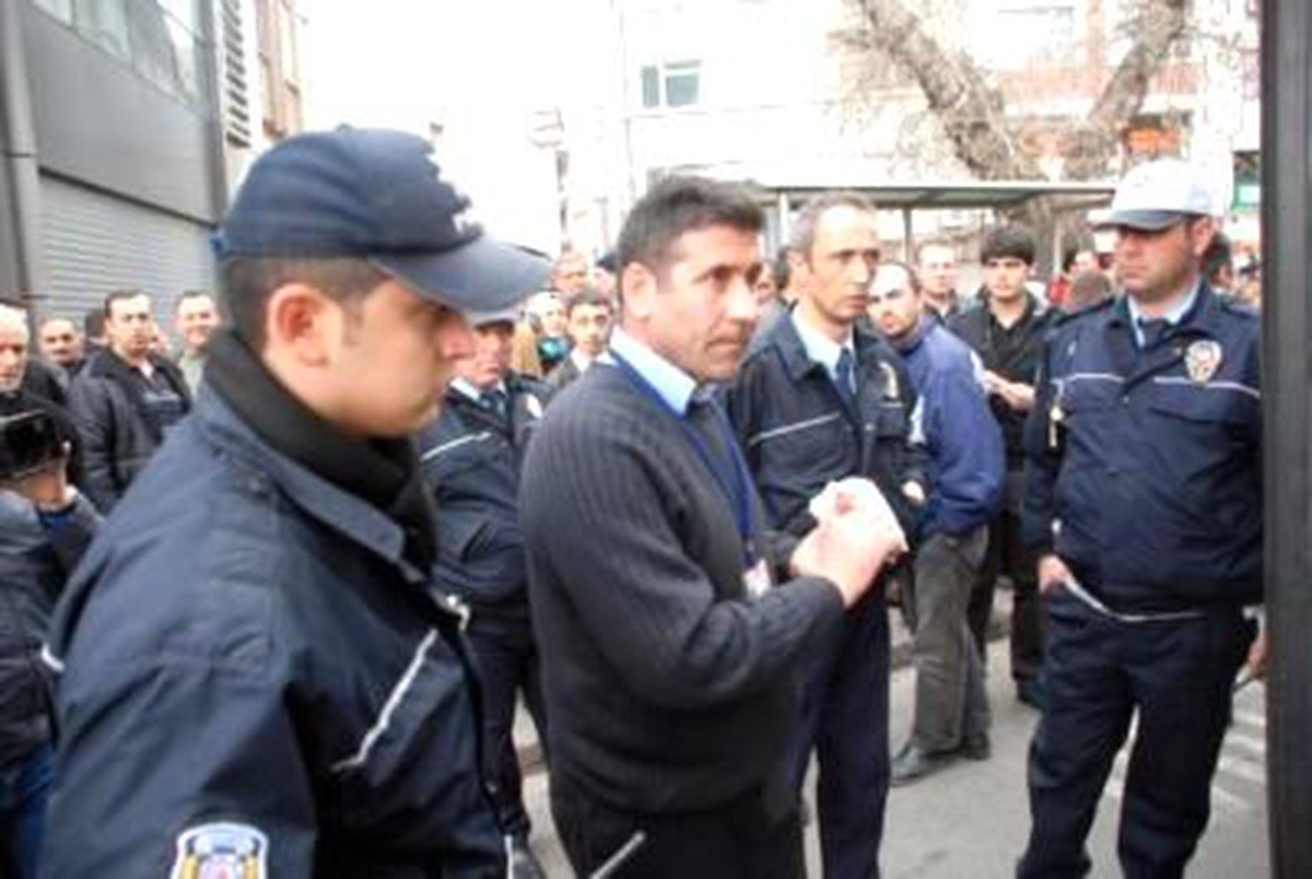 Otobüs Sürücüsü Elinden Bıçaklandı