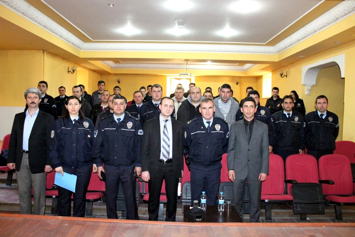 Polislere Güzel Konuşma ve Diksiyon Semineri Verildi