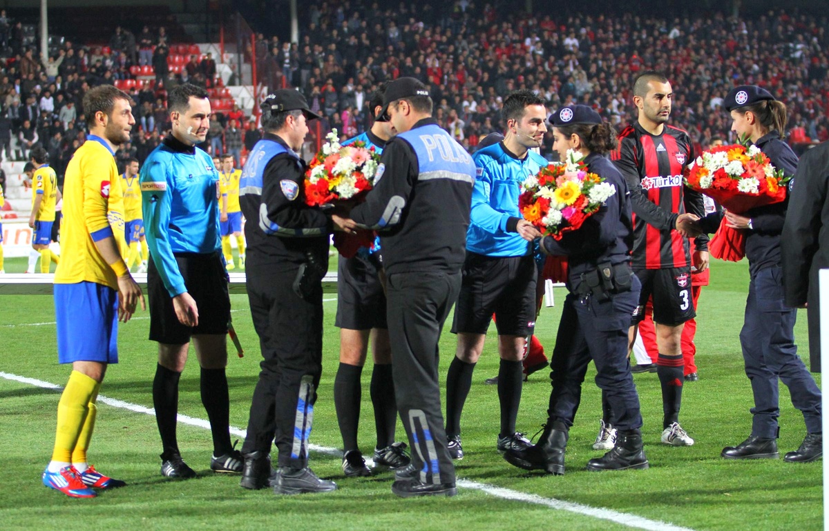 Polisten, Hakem, Futbolcu ve Basına Karanfil