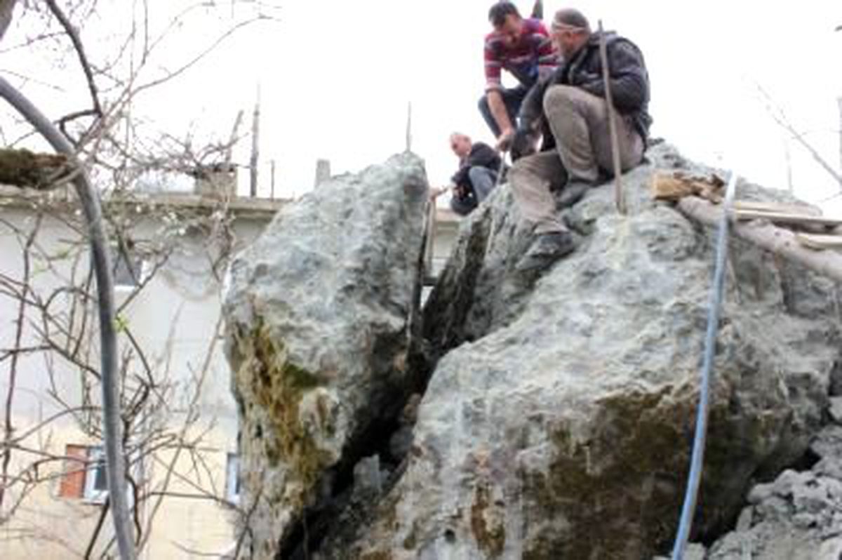 Rize\'de Çelik Halatlarla Ağaca Bağlanan 400 Tonluk Kaya