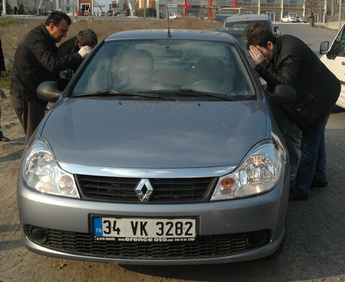 Sahte Parayla Alışveriş Yaptılar, Polis Takibini Görünce Aracı Bırakıp Kaçtılar