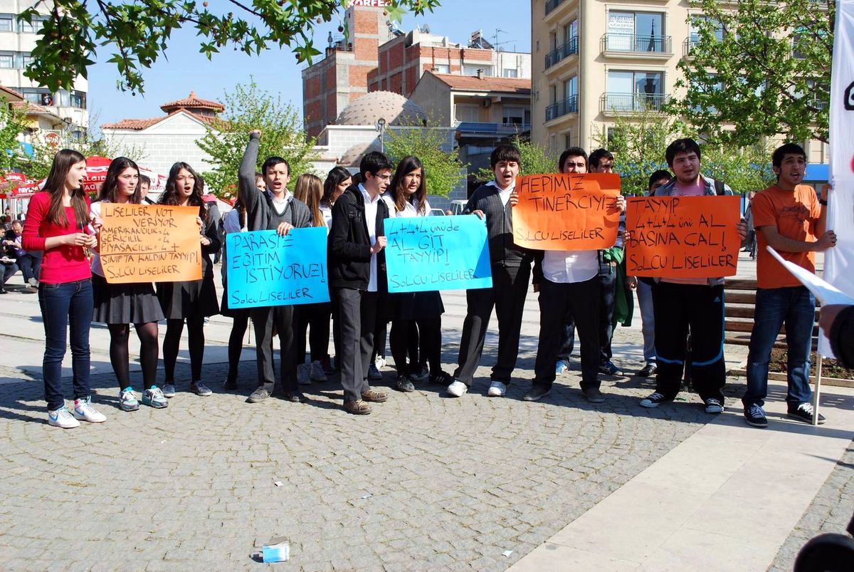 Salihli\'de Lise Öğrencilerinden Protesto