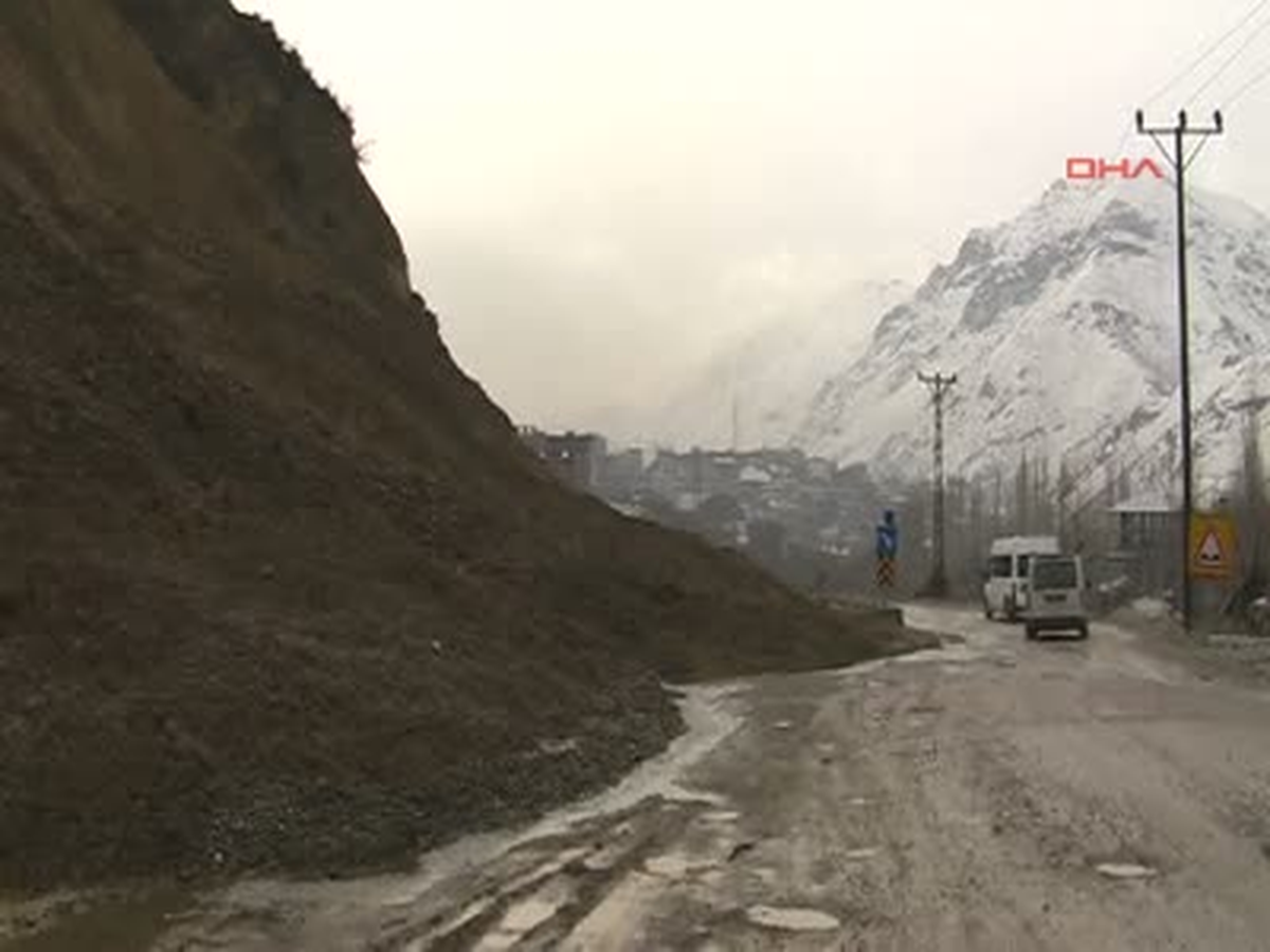 Şemdinli Karayolunda Heyelan