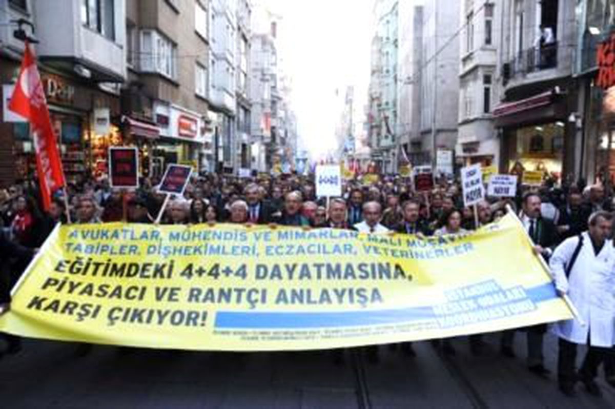 Taksim\'de Eğitim Yasası Protestosu