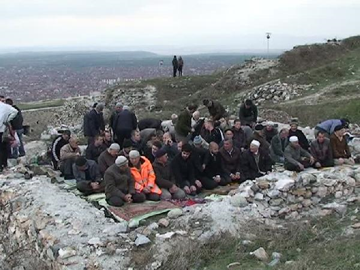 Tarihi Prizren Kalesi\'nde Cuma Namazı