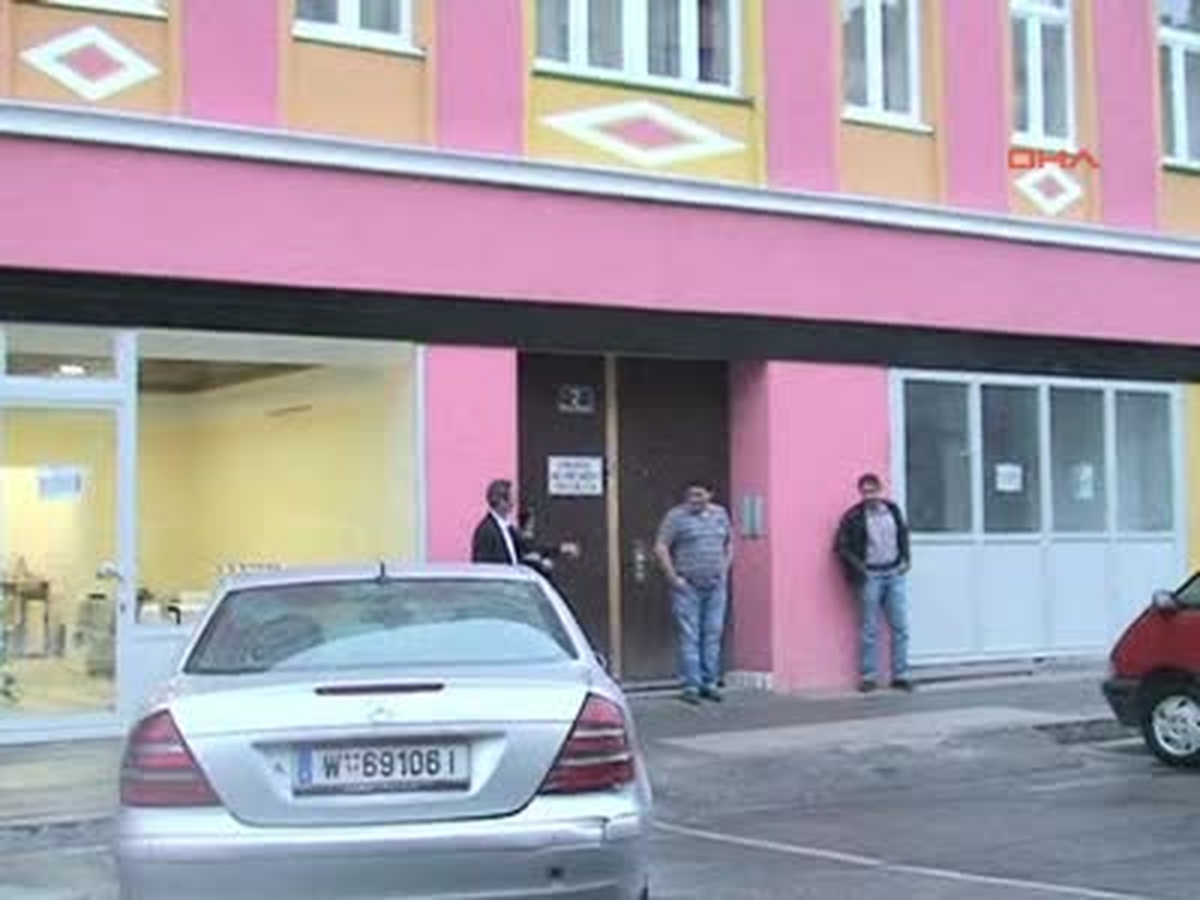 Türk Derneği, Avusturya\'da Cami Karşıtlarını Ağırladı, Mescit Gezdirdi
