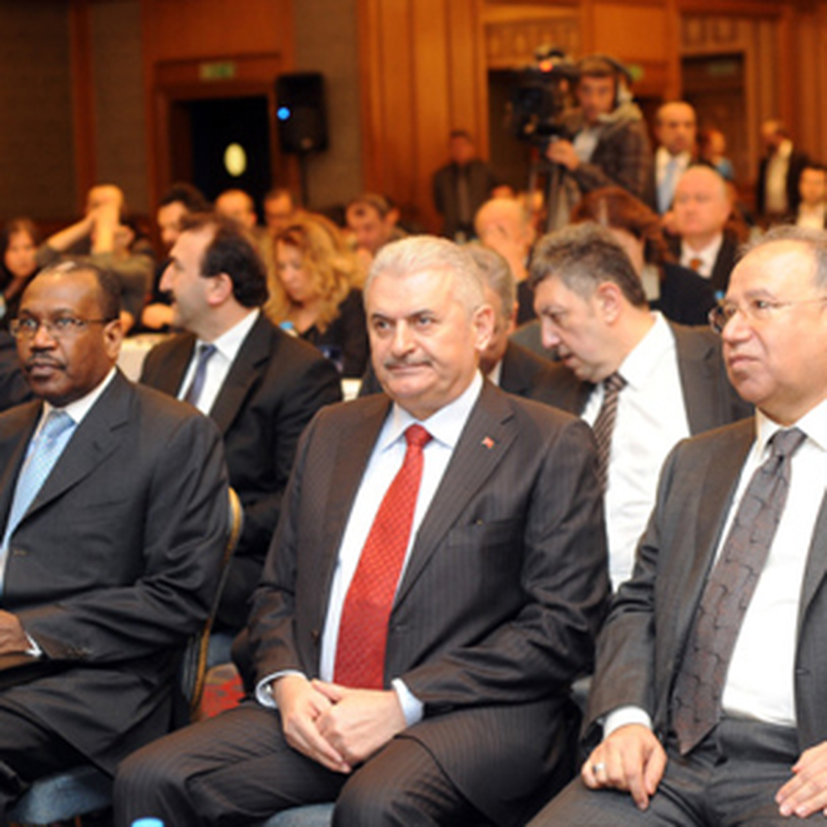Ulaştırma Bakanı Yıldırım\'ın Katıldığı Panelde Elektrik Kesintisi