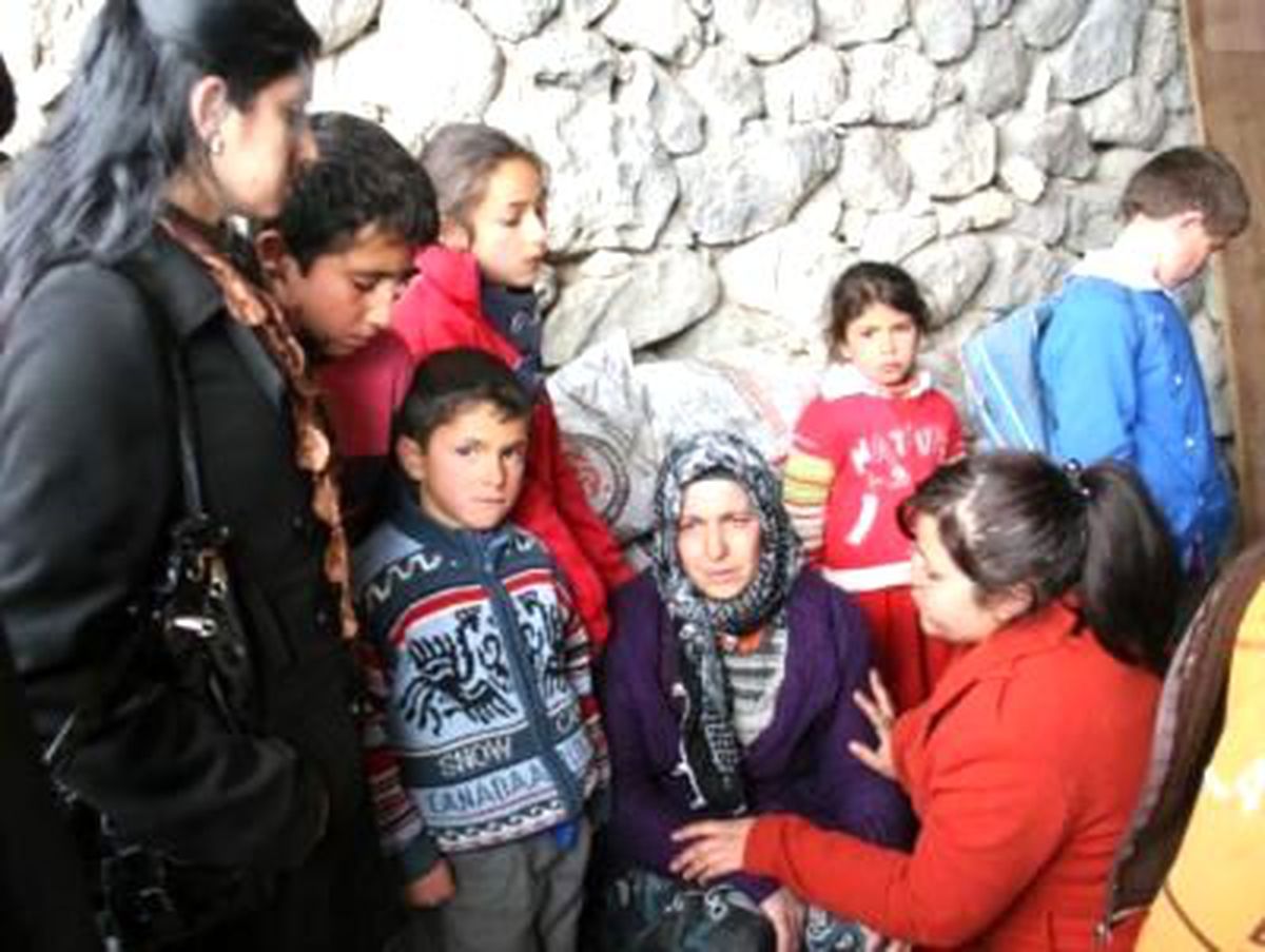 Van\'da 4 Çocuğunu Alevlerden Kurtaran Anne Evsiz Kalınca Gözyaşlarına Boğuldu
