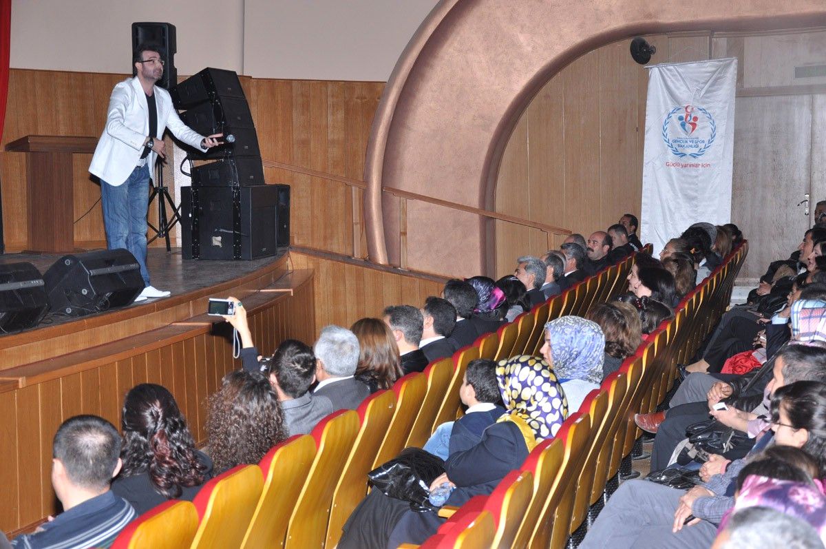 Yurtkur\'dan Memleket Şiirleri Şöleni