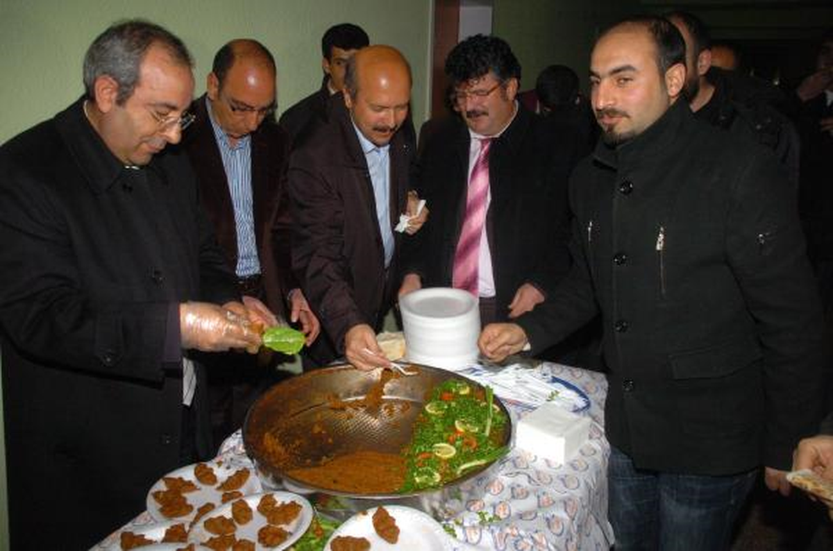 Yyü Rektöründen Depremzede Öğrenciye Çiğ Köfteli İkna