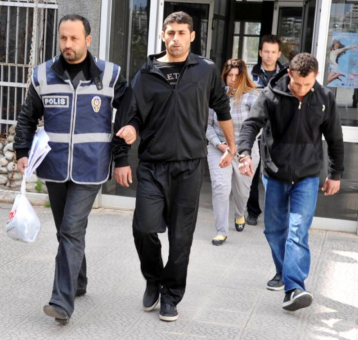 16 Yaşındaki Kızı Yüzlerce Erkeğe Pazarladılar