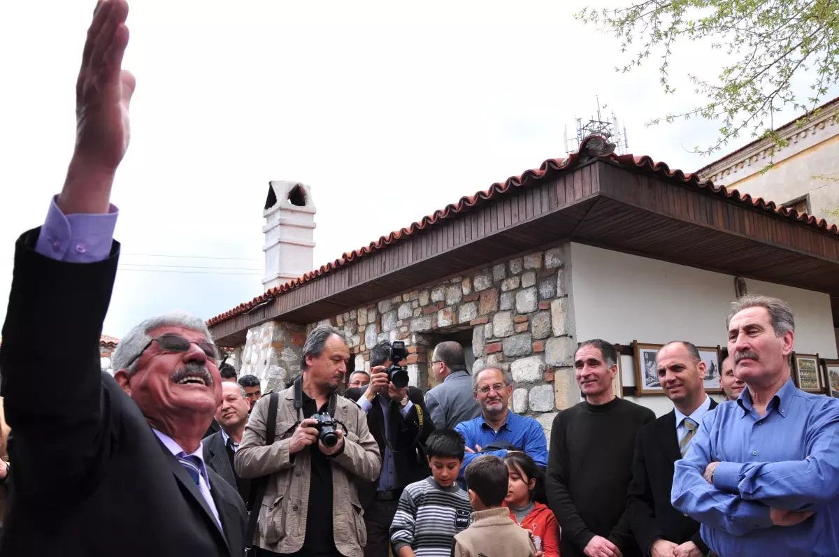 Açılışta Yorulan Bakan Günay Konuşmaları Yere Oturarak Dinledi