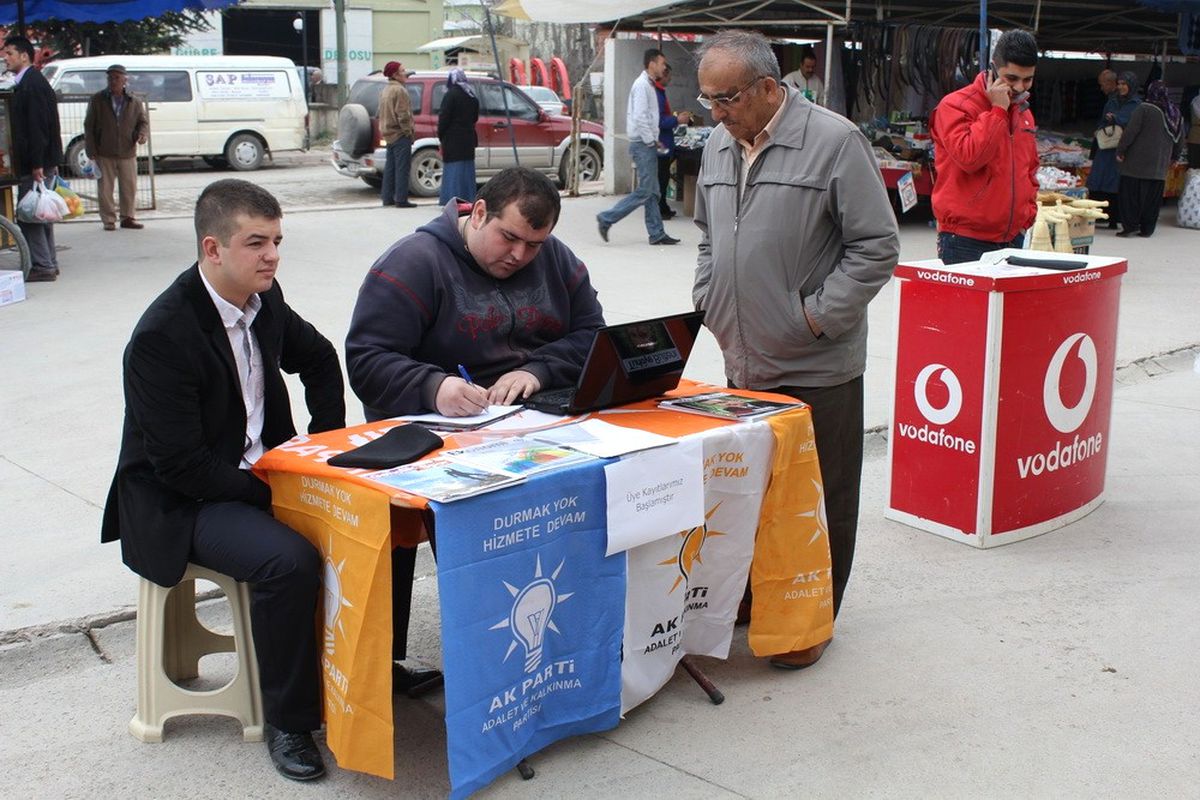 AK Parti Kaynarca Gençlik Kollarından Üye Kampanyası