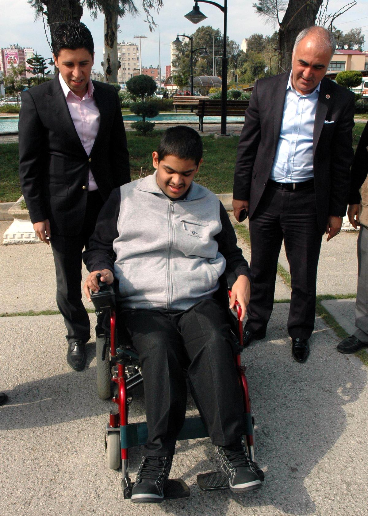 AK Parti\'li Çelik\'ten Engelli Çocuğa Akülü Sandalye