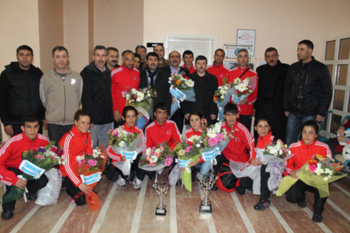 Atletlerimiz Çoşku İle Karşılandı