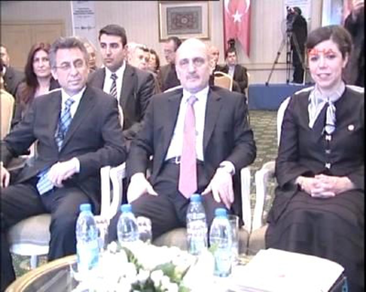 Bayraktar"Afet Riski Eksenli Kentsel Dönüşümü Türkiye\'de Başlatmak Zorundayız"